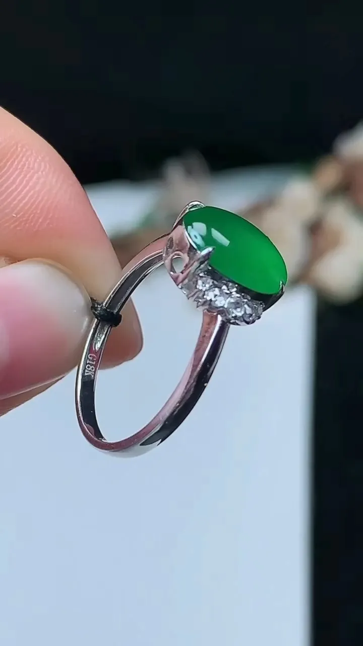天然A货翡翠蛋面戒指，尺寸17-10.3-8.3，重量:2.88g2025年11月26日
工厂直销收藏佳品,种好水足，色泽均匀，有种有色，上手高大气！