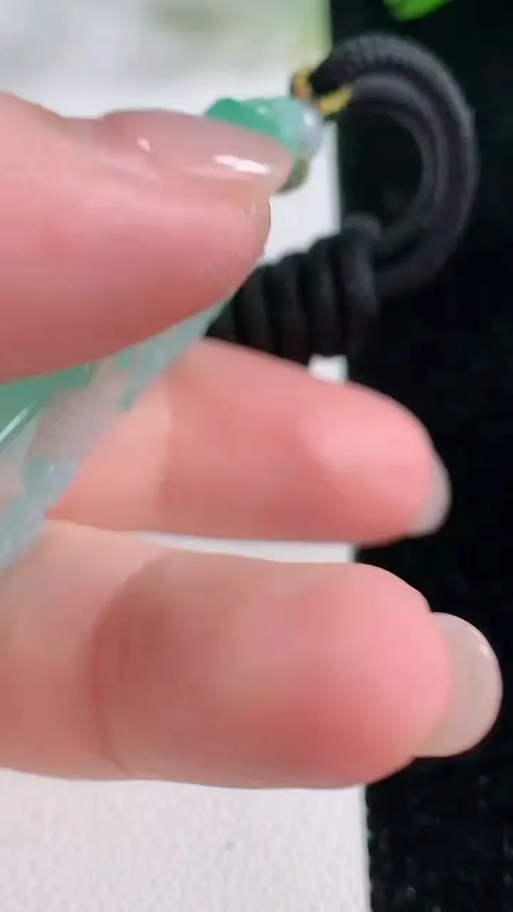 天然A货翡翠山水牌吊坠，尺寸51.5-27-6.6，重量:27.78g
11月26日