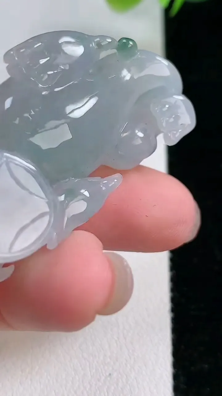 天然A货翡翠冰种飘花貔貅吊坠，尺寸48-24.6-12，重:23.00g
11月26日