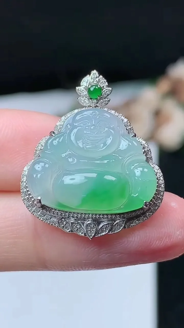 天然A货翡翠佛公吊坠，尺寸26.7-21.9-8.4，裸石15.6-19.2，重量:3.53g
11月26日