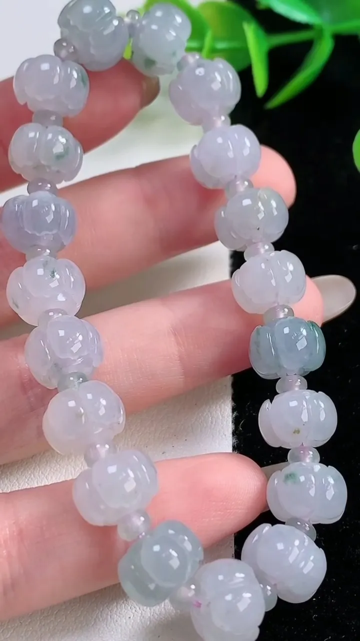 天然A货翡翠紫罗兰飘花莲花手串，尺寸10.3-6.4-19颗，重量:29.38g11月26日
工厂直销收藏佳品,种好水足，色泽均匀，有种有色，上手高大气！