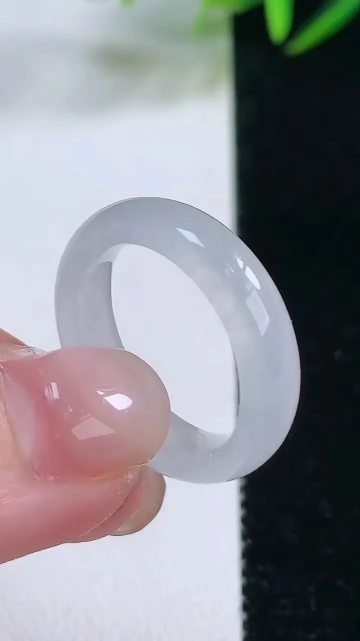 天然A货翡翠指环戒指，尺寸17.8-5-3，重量:3.63g2025年11月26日
工厂直销收藏佳品,种好水足，色泽均匀，有种有色，上手高大气！