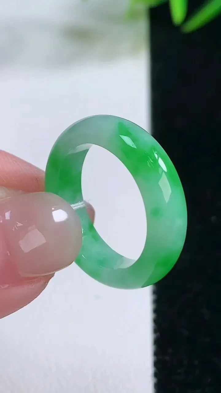 天然A货翡翠指环戒指，尺寸17-5-2.8，重量:3.3.g2025年11月26日
工厂直销收藏佳品,种好水足，色泽均匀，有种有色，上手高大气！
