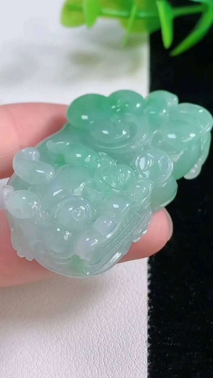 天然A货翡翠霸王貔貅吊坠，尺寸48-28.4-12.8，重量:40.80g
11月26日