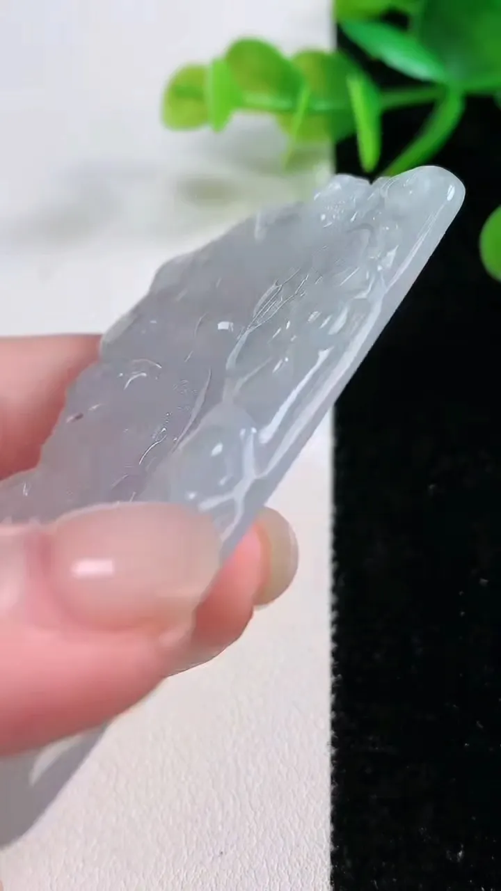 天然A货翡翠祥龙观音菩萨吊坠，尺寸68.5-42-6.5，重量:42.85g
11月26日