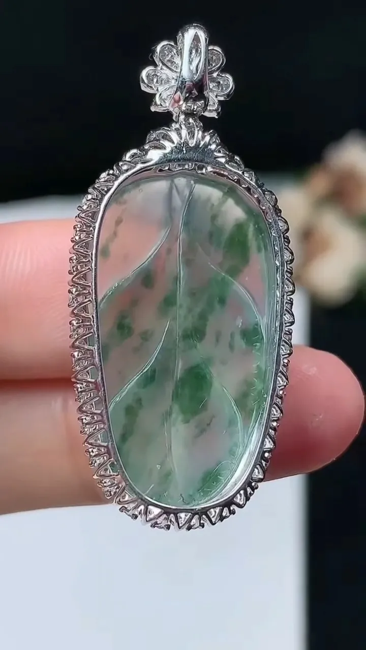 天然A货翡翠飘花金枝玉叶 叶子吊坠，尺寸40.2-18.2-9
11月26日