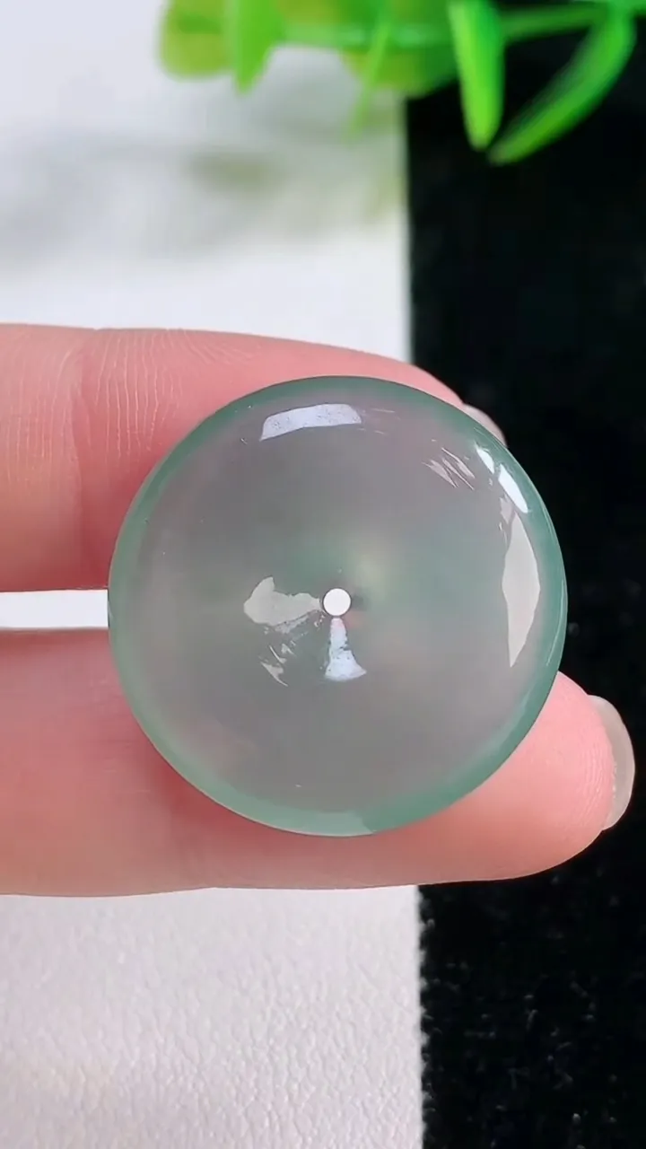 天然A货翡翠平安扣吊坠，尺寸25-5.6，重量:7.20g
11月26日