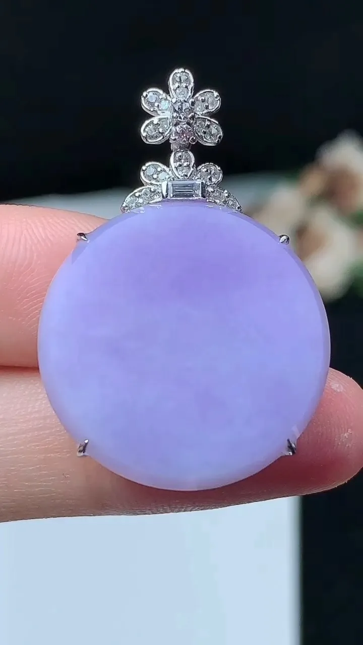 天然A货翡翠k金紫罗兰无事牌吊坠，尺寸23.8-6，重量:5.30g
11月26日