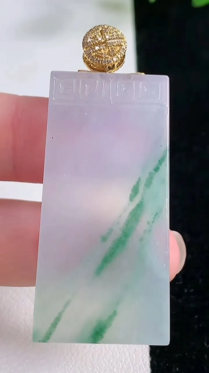 天然A货翡翠种飘花仿古无事牌吊坠，尺寸44-21-5.5，重量:17.43g
11月26日