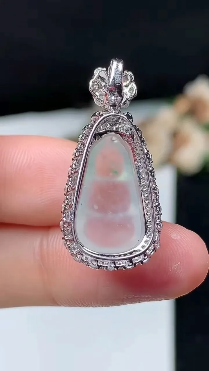 天然A货翡翠福豆吊坠，尺寸29.2-14-10，裸石17.4-10.2，重量:3.42g
11月26日