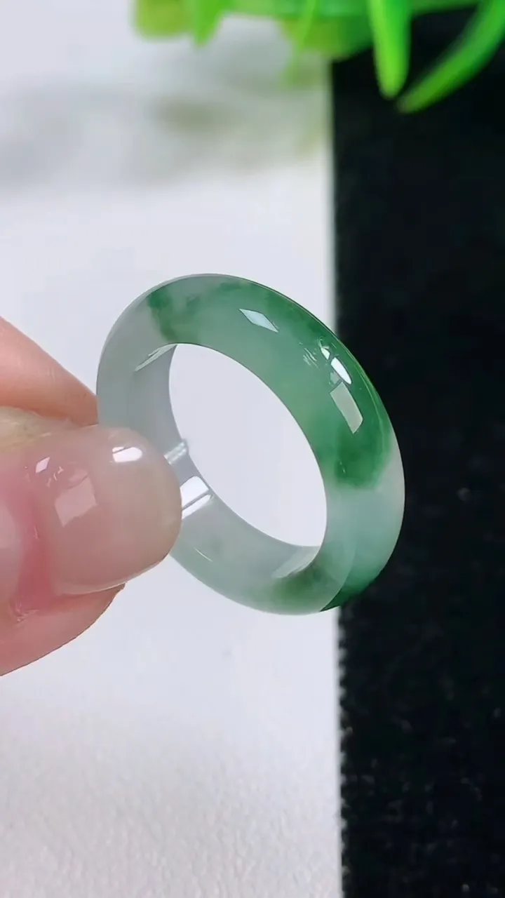 天然A货翡翠冰种飘花指环戒指，尺寸17.7-5-3.1，重量:4.00g2025年11月26日
工厂直销收藏佳品,种好水足，色泽均匀，有种有色，上手高大气！
