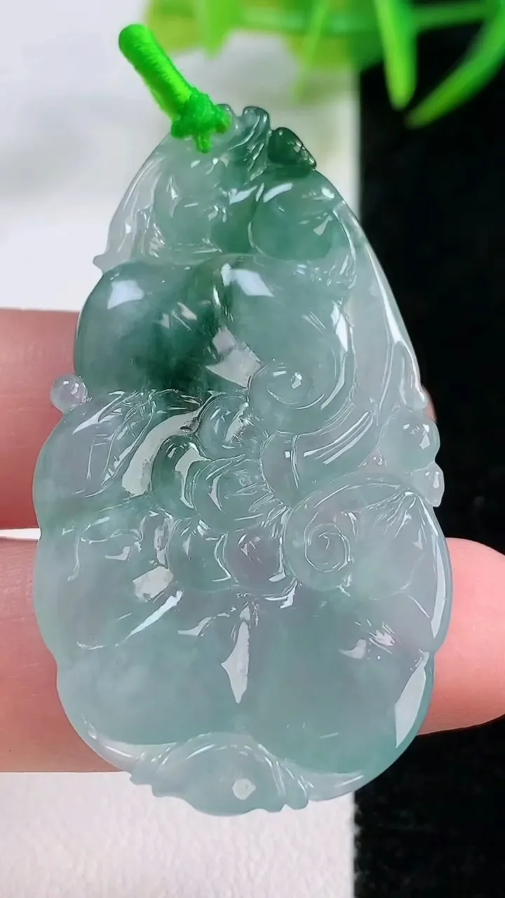 天然A货翡翠冰种飘花如意吊坠，尺寸47.7-26.4-4.2，重量:11.02g
11月26日