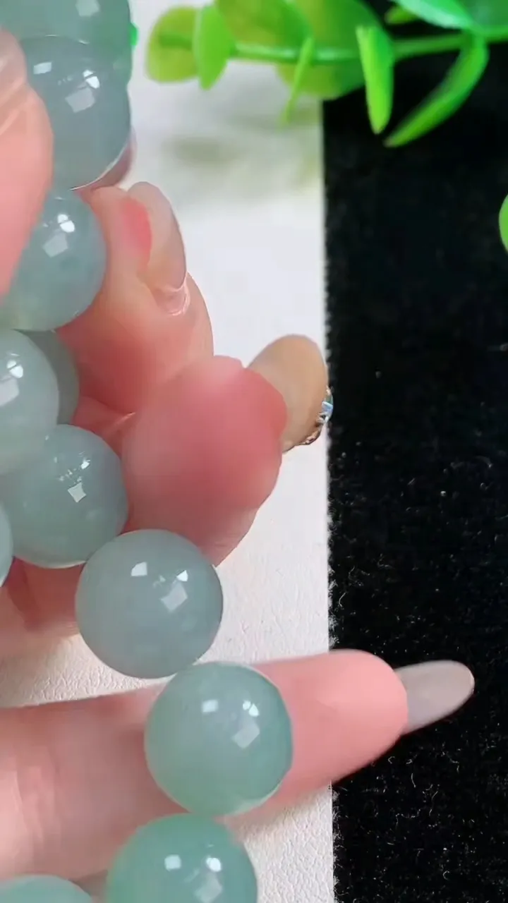 天然A货翡翠圆珠手串，尺寸12.3-16颗，重量:52.93g11月26日
工厂直销收藏佳品,种好水足，色泽均匀，有种有色，上手高大气！