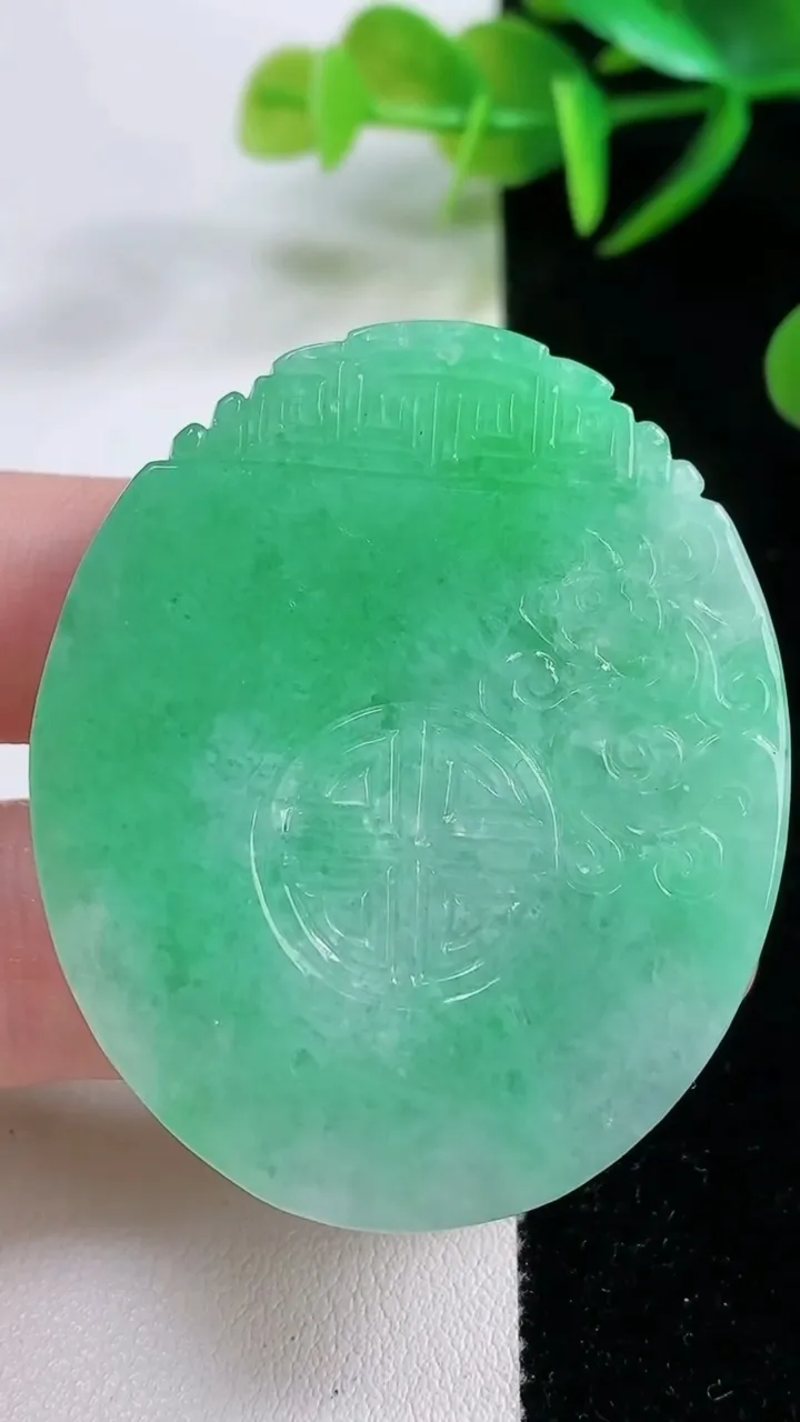 天然A货翡翠复古龙牌吊坠，尺寸49.2-41.7-6，重量:32.27g
11月26日