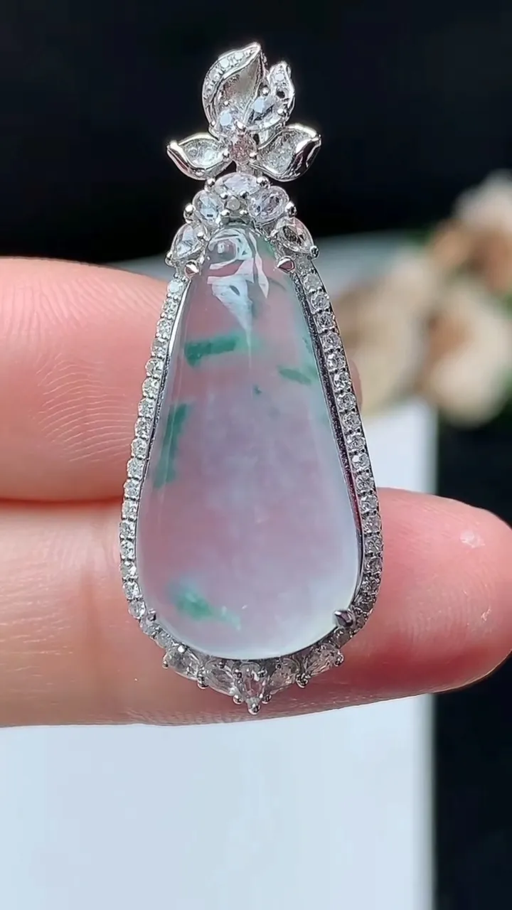 天然A货翡翠飘花福瓜吊坠，尺寸35.5-14.2-9.9，裸石22.4-11.6，重量:4.28g
