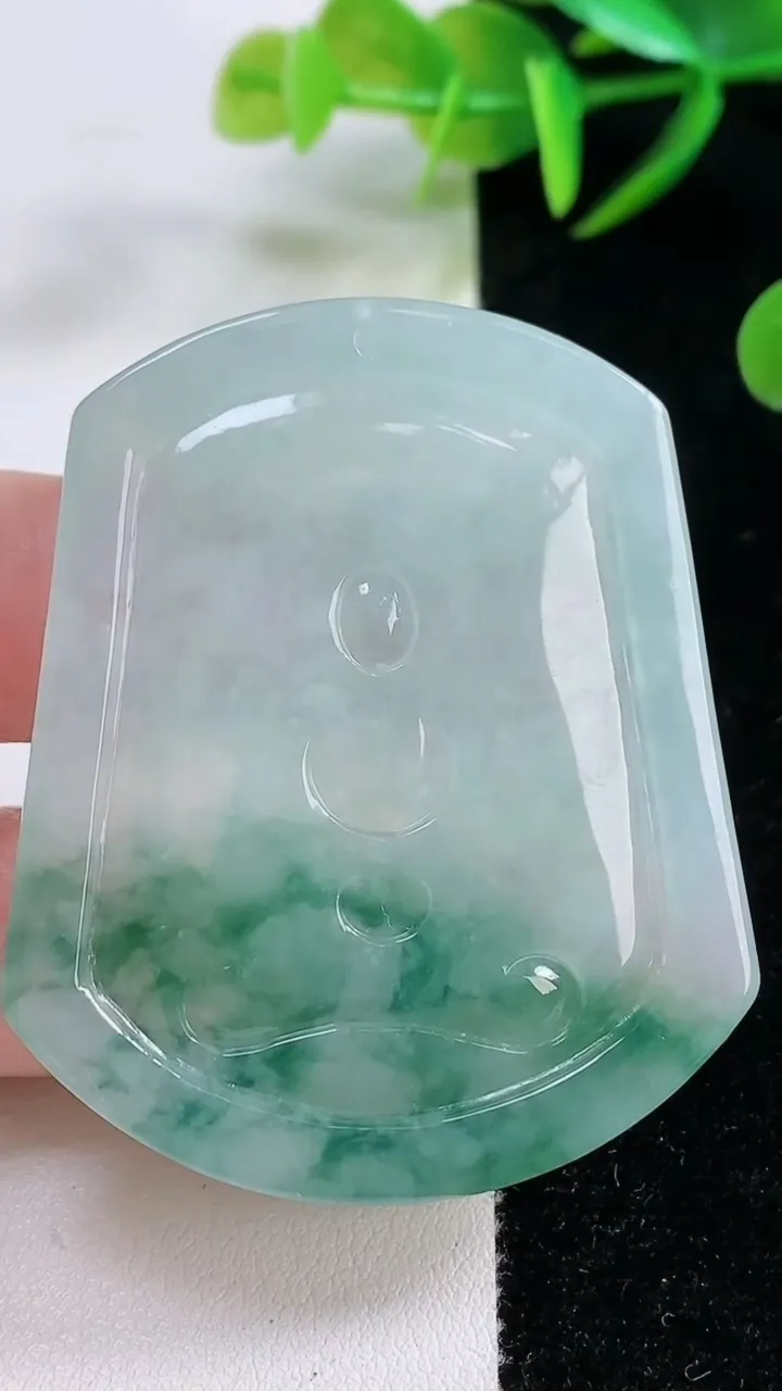 天然A货翡翠冰种飘花虚空藏菩萨吊坠，尺寸53-44-5，重量:25.72g
11月26日