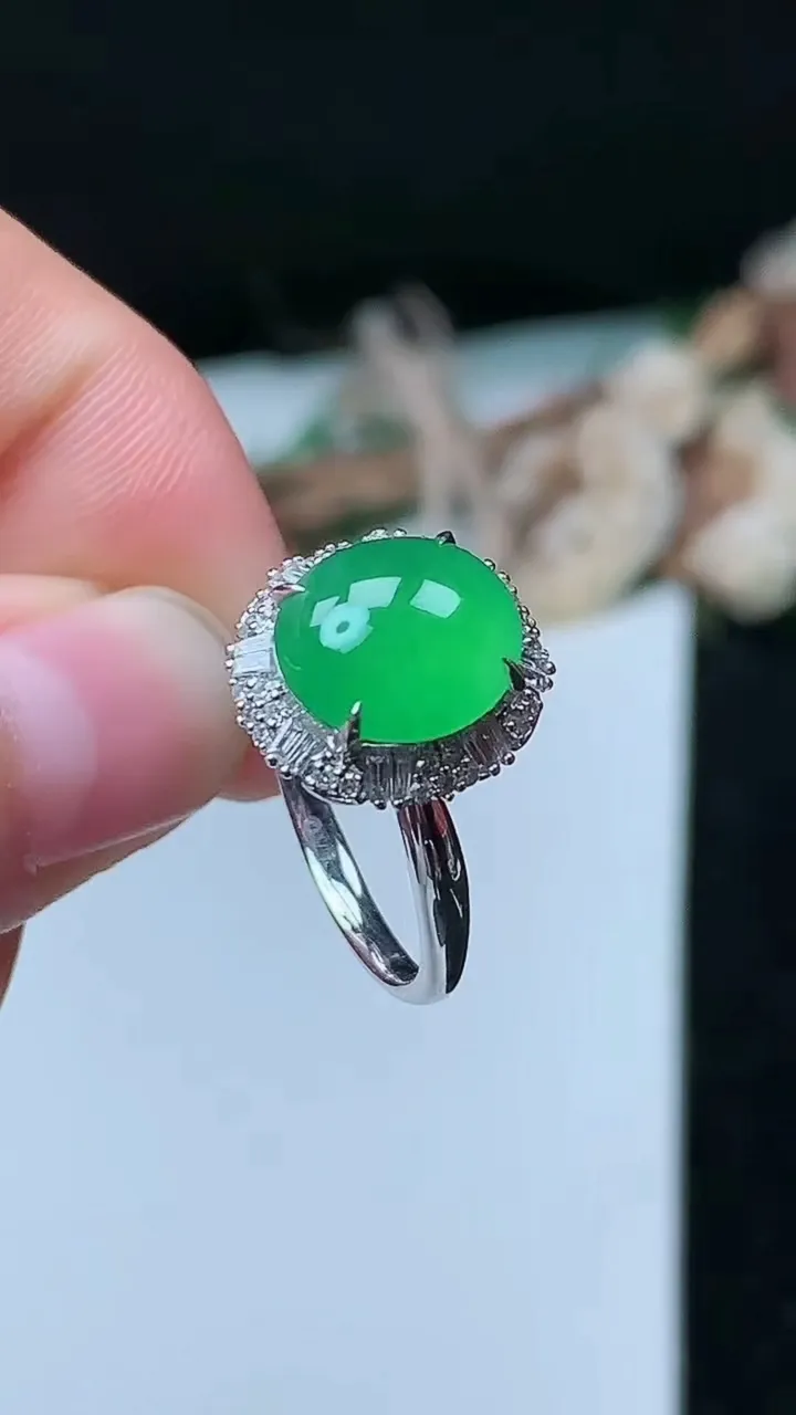 天然A货翡翠蛋面戒指，尺寸17.2-10.2-9.2，重量:3.47g2025年11月26日
工厂直销收藏佳品,种好水足，色泽均匀，有种有色，上手高大气！