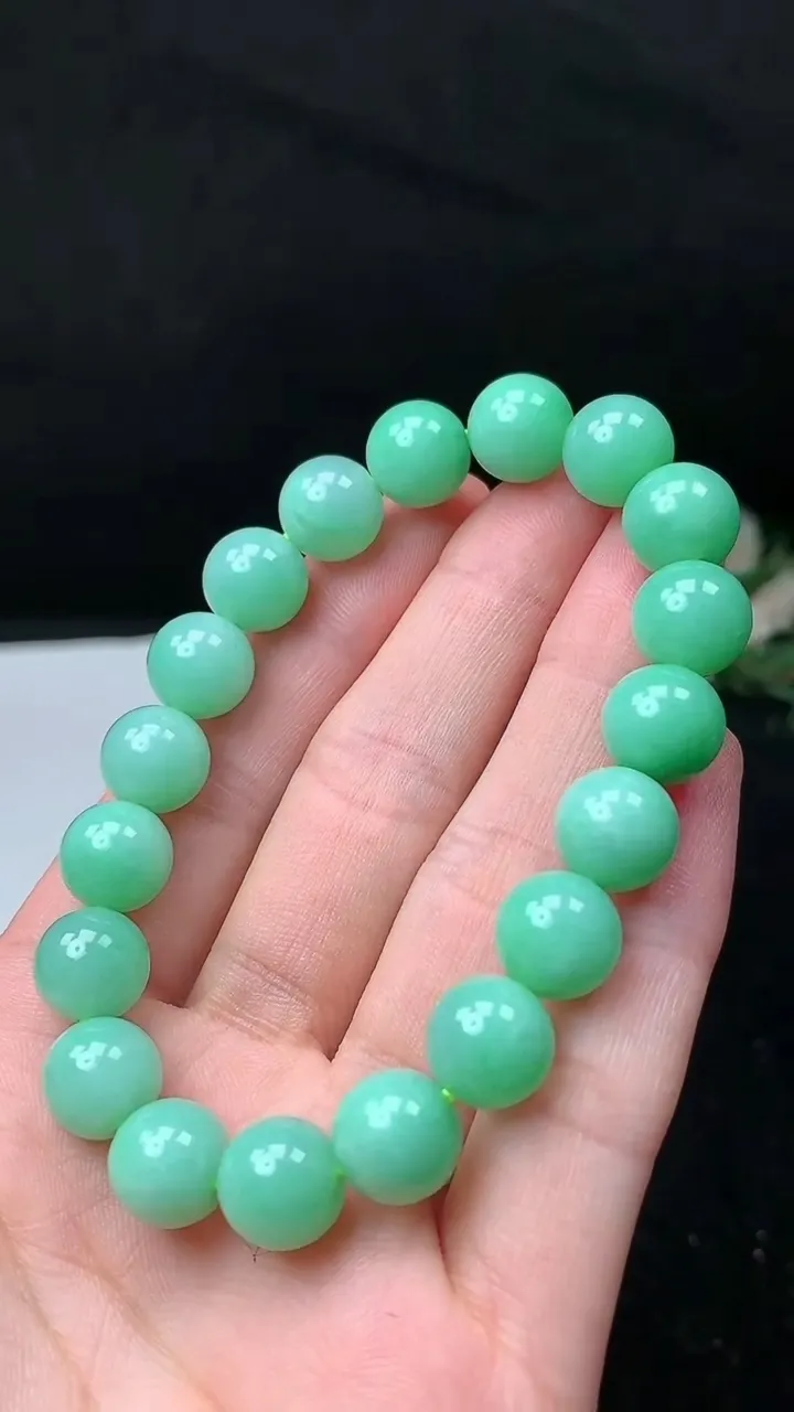 天然A货翡翠圆珠手串，尺寸9.9-19颗，重量:33.00g11月26日
工厂直销收藏佳品,种好水足，色泽均匀，有种有色，上手高大气！