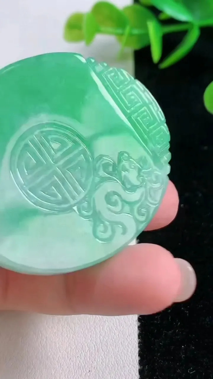 天然A货翡翠复古龙牌吊坠，尺寸49.2-41.7-6，重量:32.27g
11月26日