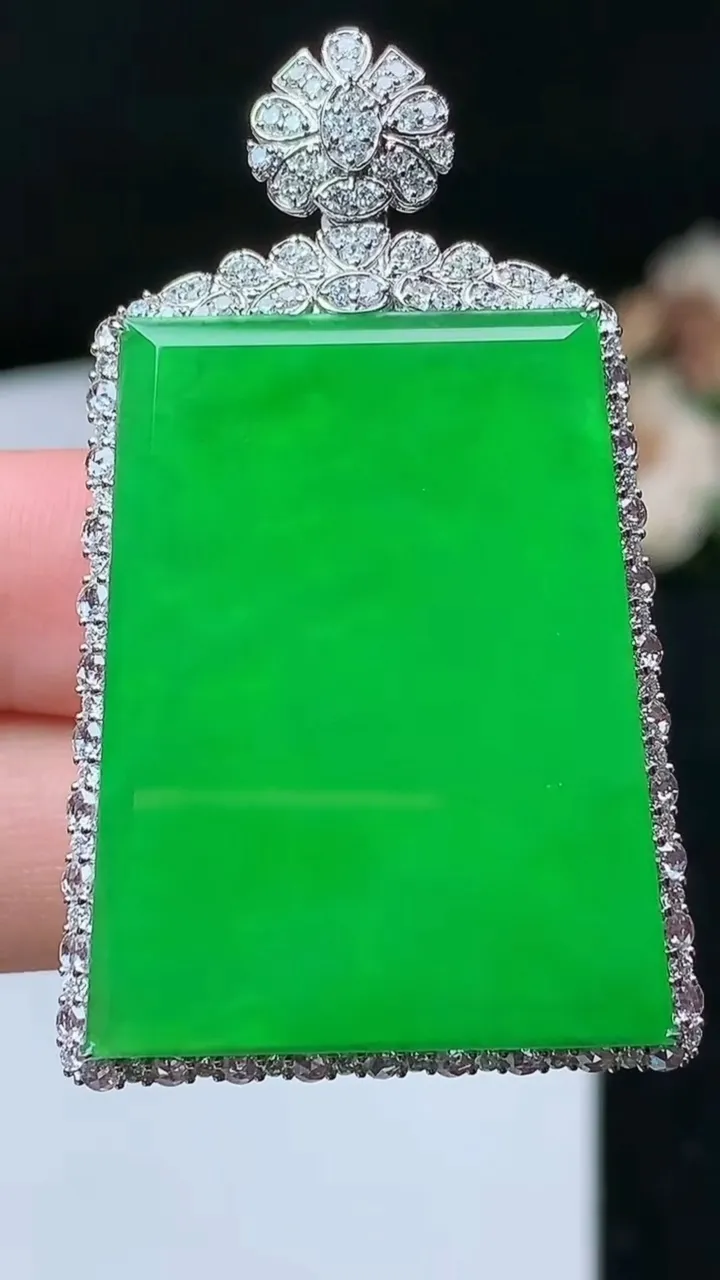 天然A货翡翠无事牌吊坠，尺寸49.5-29.7-11.5，裸石33.5-25.8，重量:14.49g