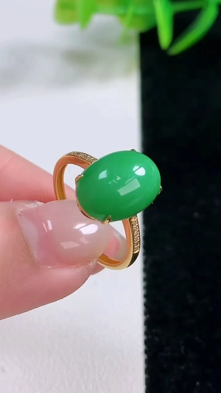 天然A货翡翠蛋面戒指，尺寸17.7-13-9.1-6.2，重量:2.19g2025年11月26日
工