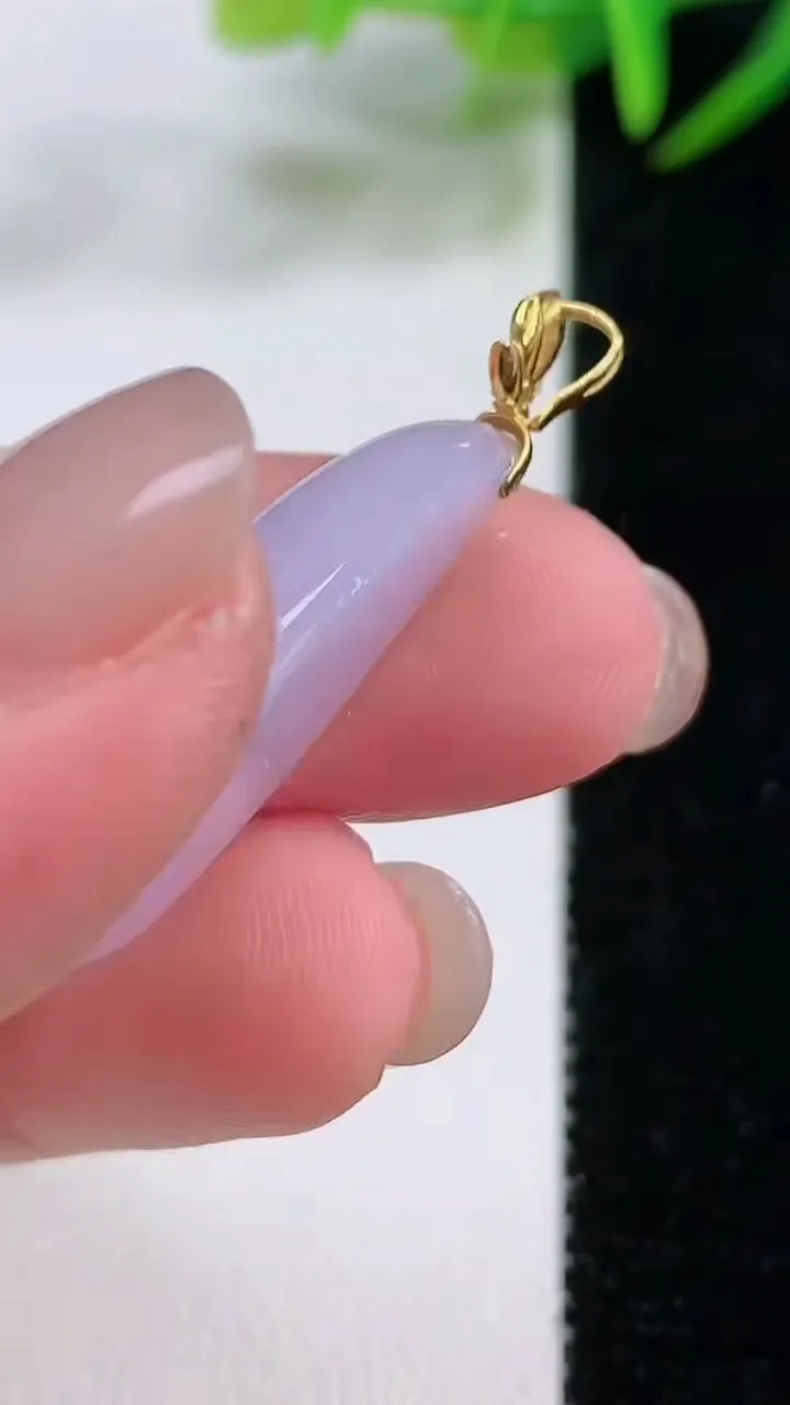 天然A货翡翠18K金紫罗兰随形吊坠，尺寸26.8-12.3-6.6，重量:4.86g
11月26日