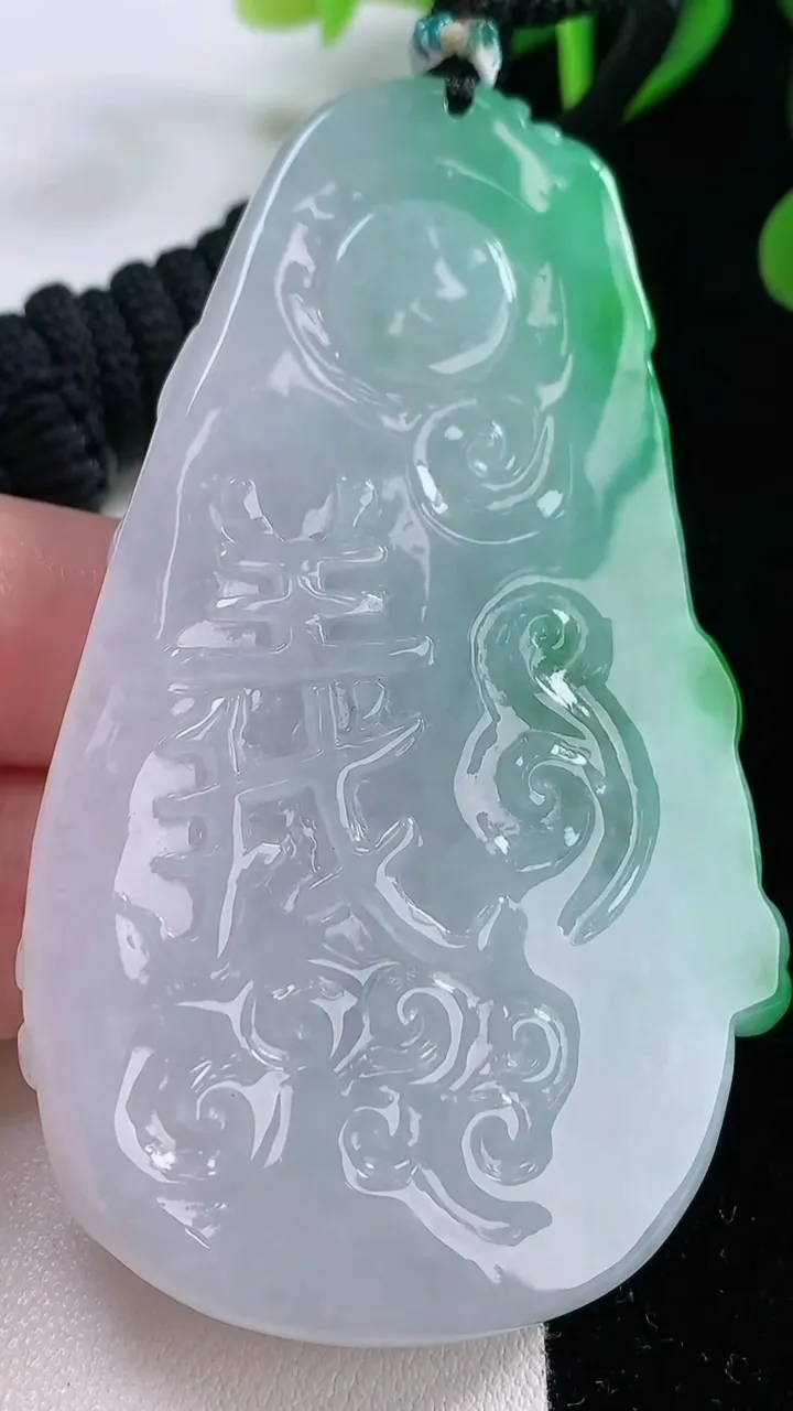 天然A货翡翠关公吊坠，尺寸74-41.7-8.5，重量:54.37g
11月26日