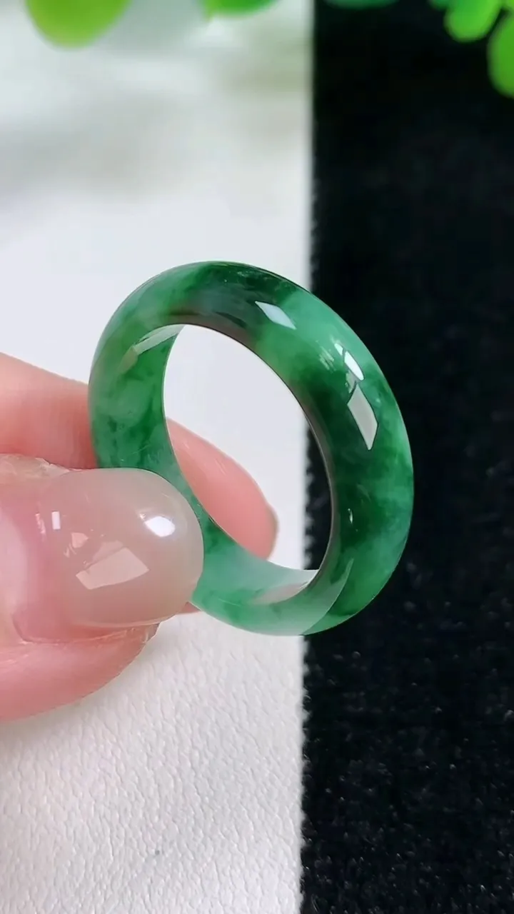 天然A货翡翠指环戒指，尺寸19.3-6.2-3.2，重:3.86g2025年11月26日
工厂直销收藏佳品,种好水足，色泽均匀，有种有色，上手高大气！