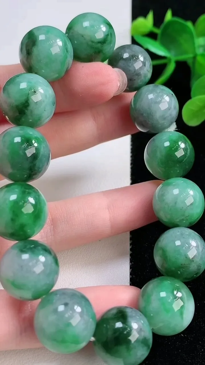 天然A货翡翠圆珠手串，尺寸15-14颗，重量:84.36g11月26日
工厂直销收藏佳品,种好水足，