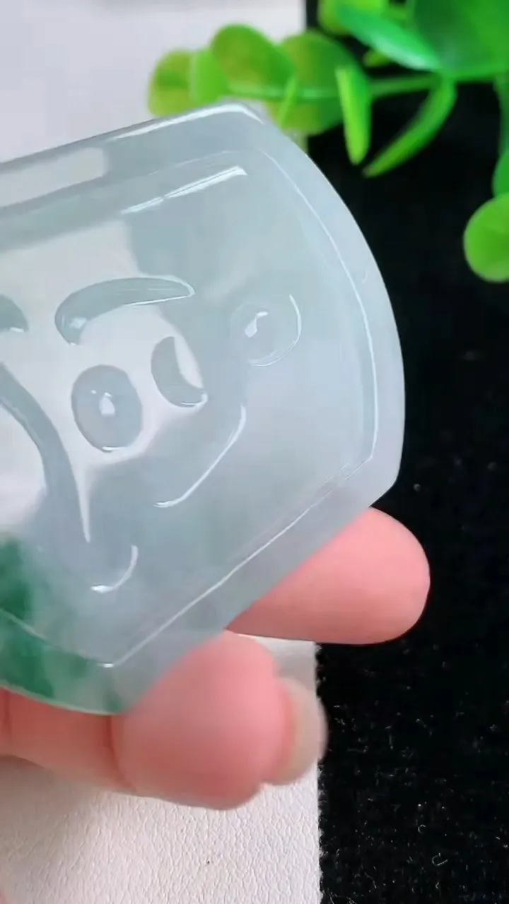 天然A货翡翠冰种飘花大势至菩萨吊坠，尺寸55.3-44.4-6，重量:31.24g
11月26日