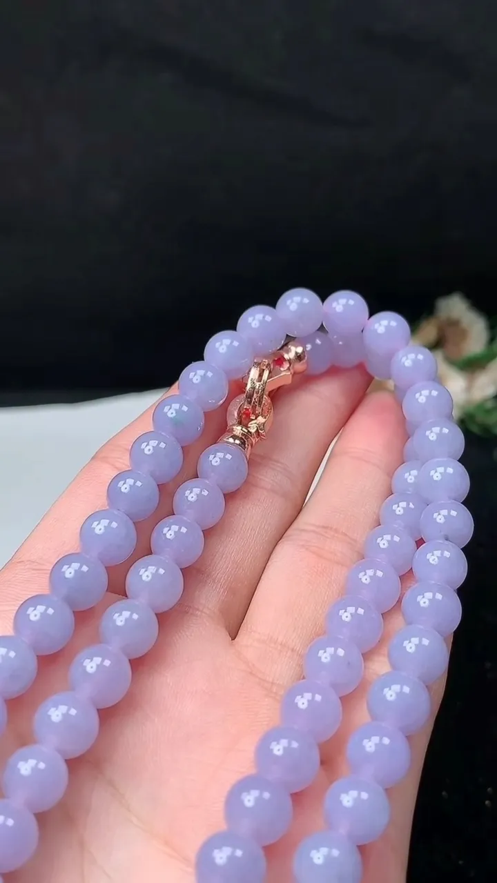 天然A货翡翠紫罗兰圆珠项链，尺寸8.2-70颗，重量:65.64g11月26日
工厂直销收藏佳品,种好水足，色泽均匀，有种有色，上手高大气！