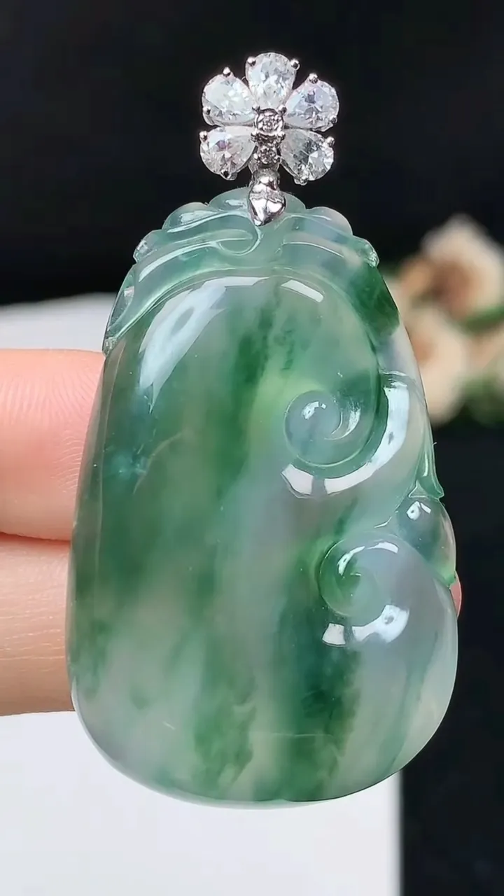 天然A货翡翠如意吊坠，尺寸41-26.6-5.9，重量:14.02g
11月26日