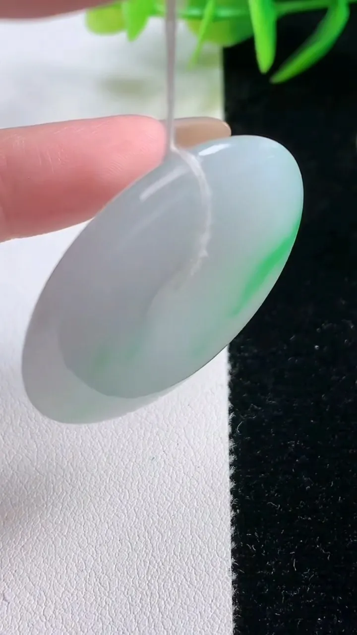 天然A货翡翠平安扣吊坠，尺寸37-5.3，重量:18.34g
11月26日