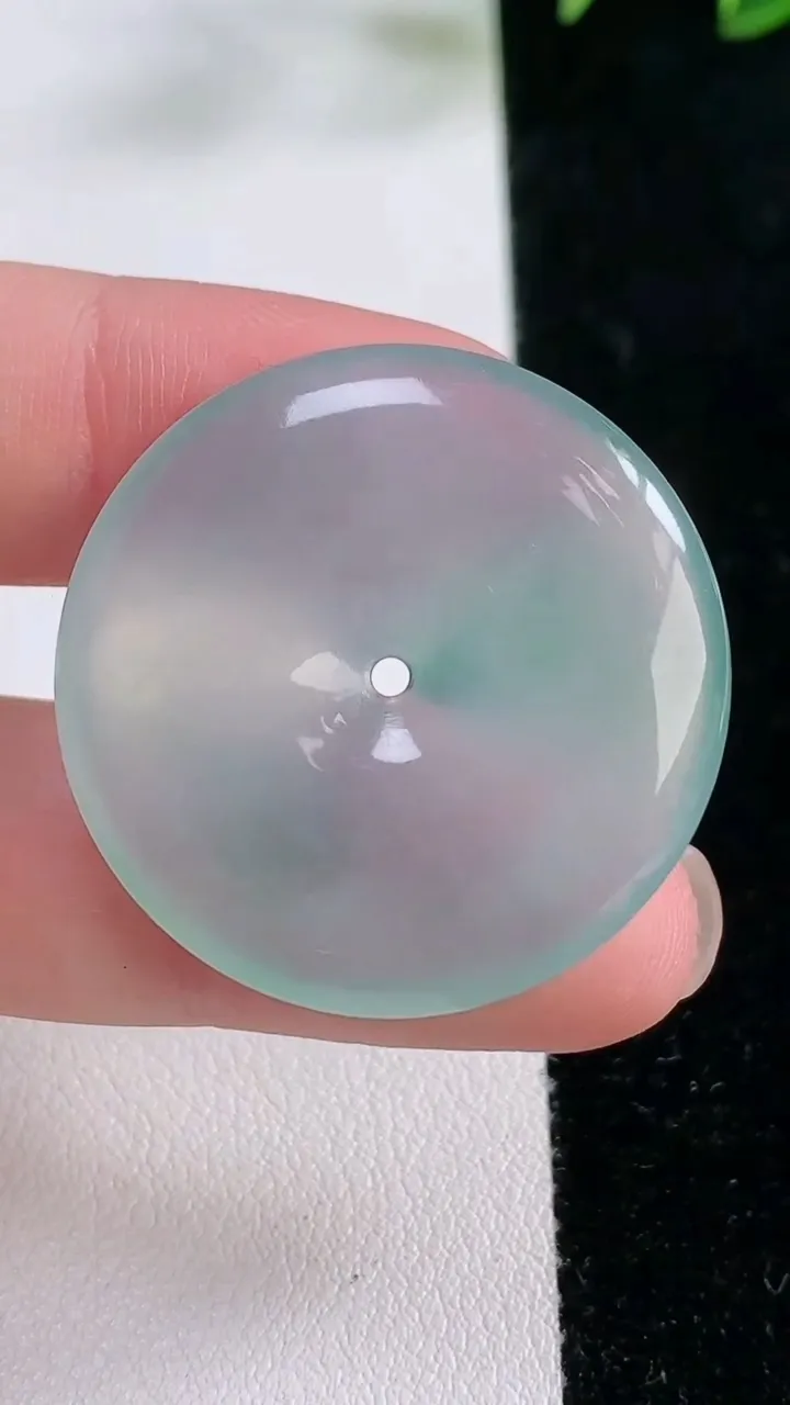 天然A货翡翠平安扣吊坠，尺寸31.2-5.1，重量:10.14g
11月26日