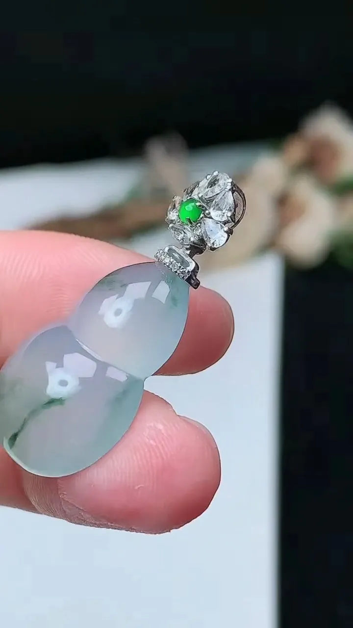 天然A货翡翠飘花葫芦吊坠，尺寸23-15.9-6，重量:4.20g
11月26日