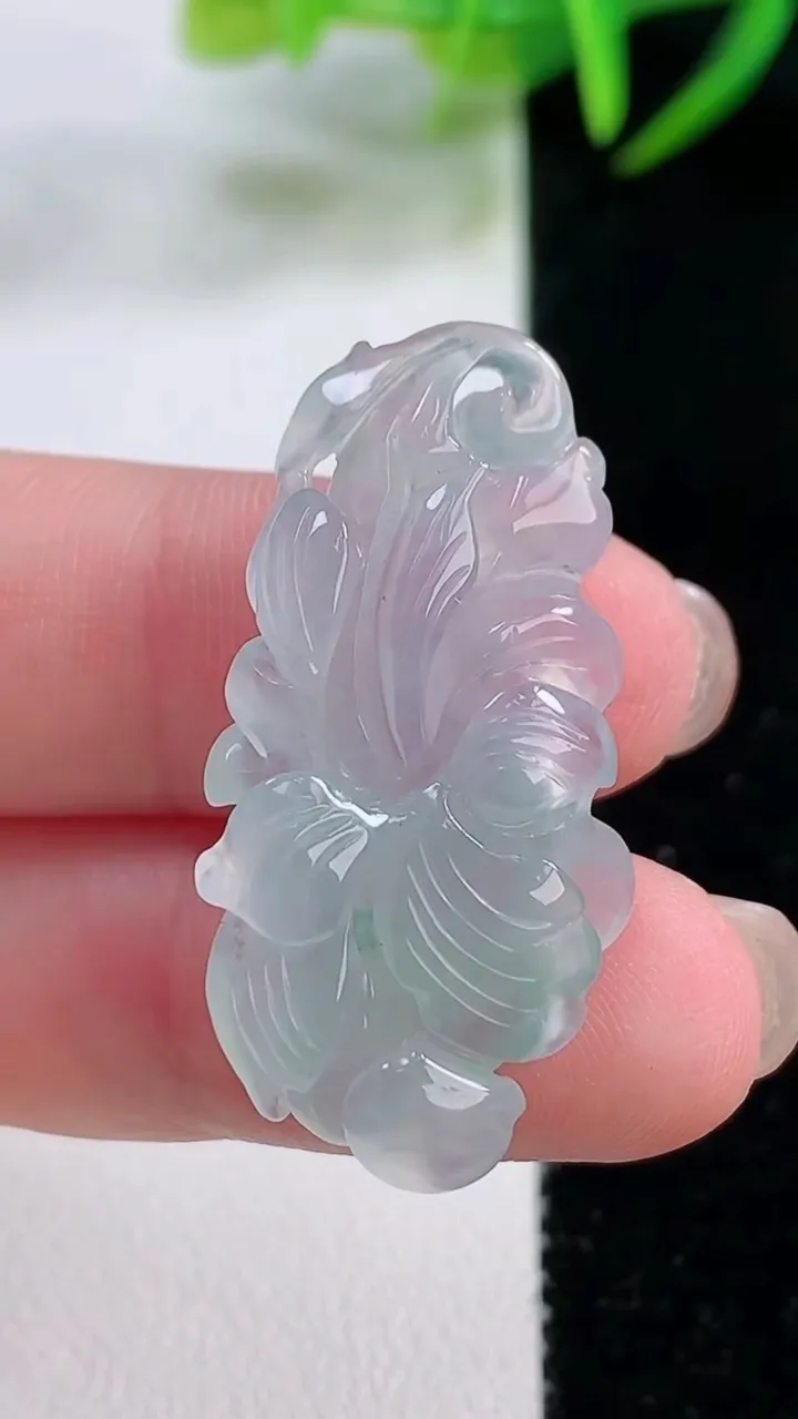 天然A货翡翠和和美美 荷花吊坠，尺寸34.6-16.6-8.3，重量:5.51g
11月26日