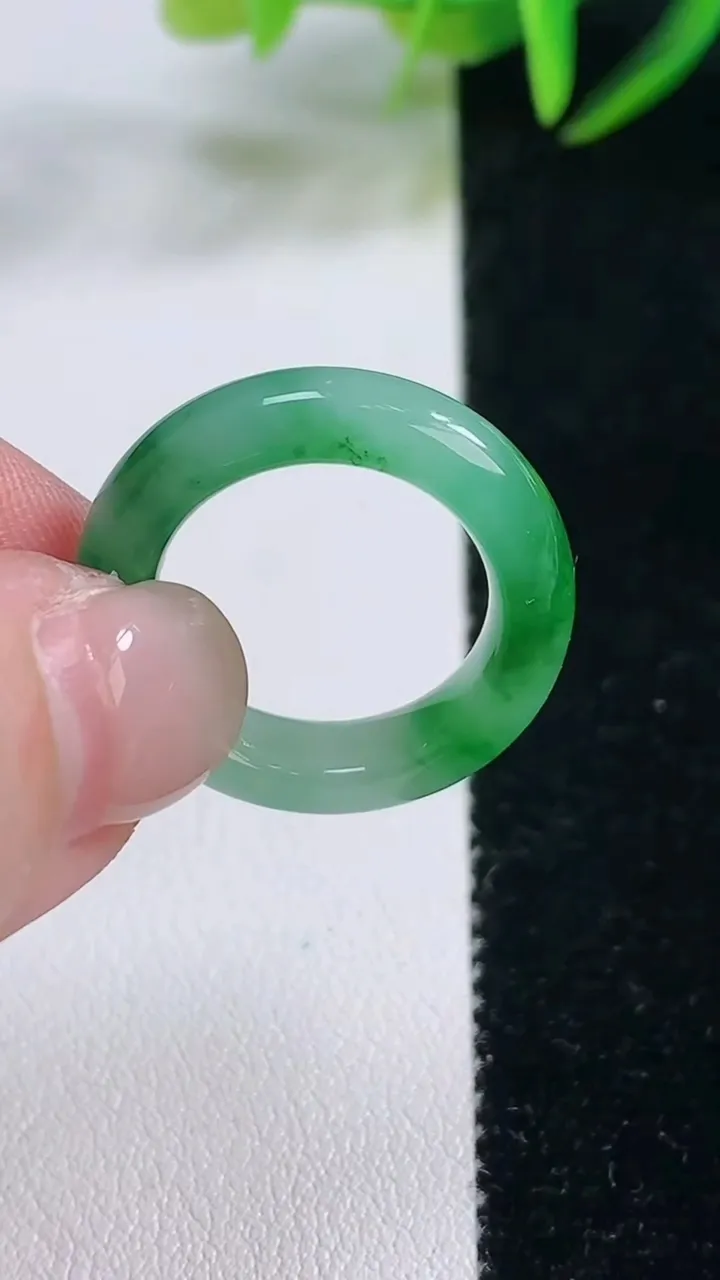 天然A货翡翠指环戒指，尺寸16.6-5-3.6，重量:3.78g2025年11月26日
工厂直销收藏佳品,种好水足，色泽均匀，有种有色，上手高大气！