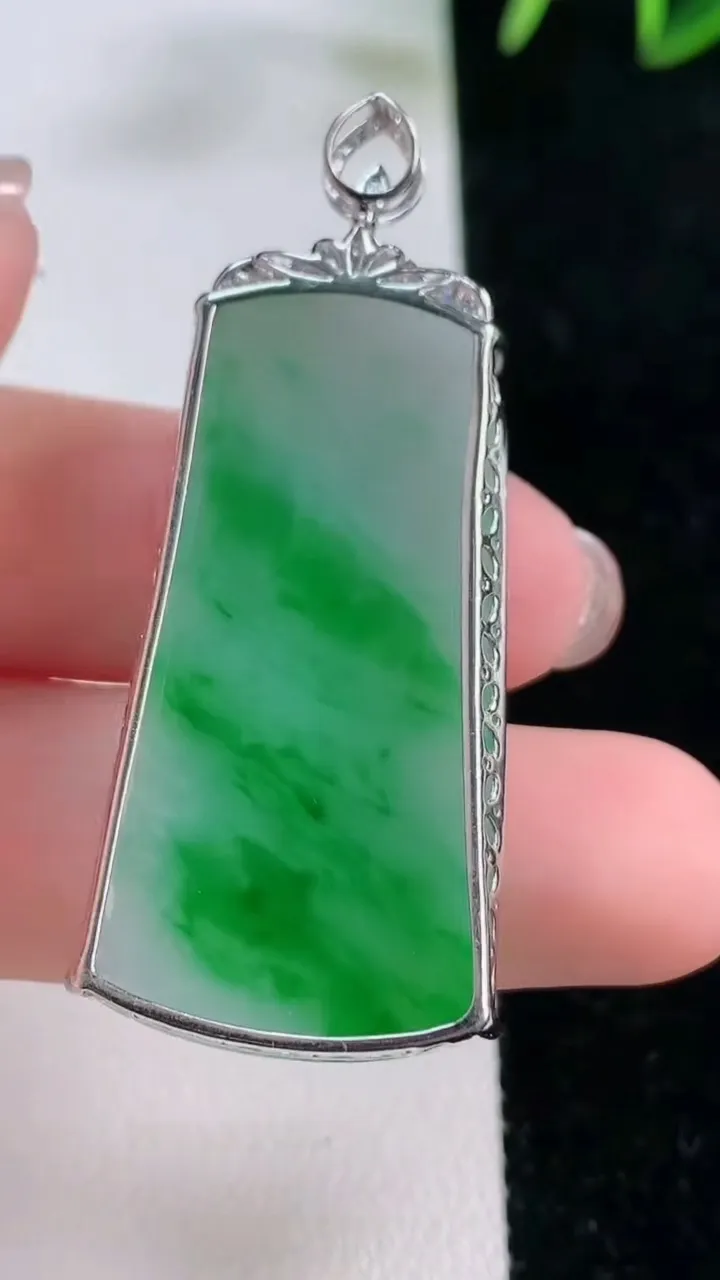 天然A货翡翠无事牌吊坠，尺寸48.6-38.7-20-5.7，重量:9.96g
11月26日