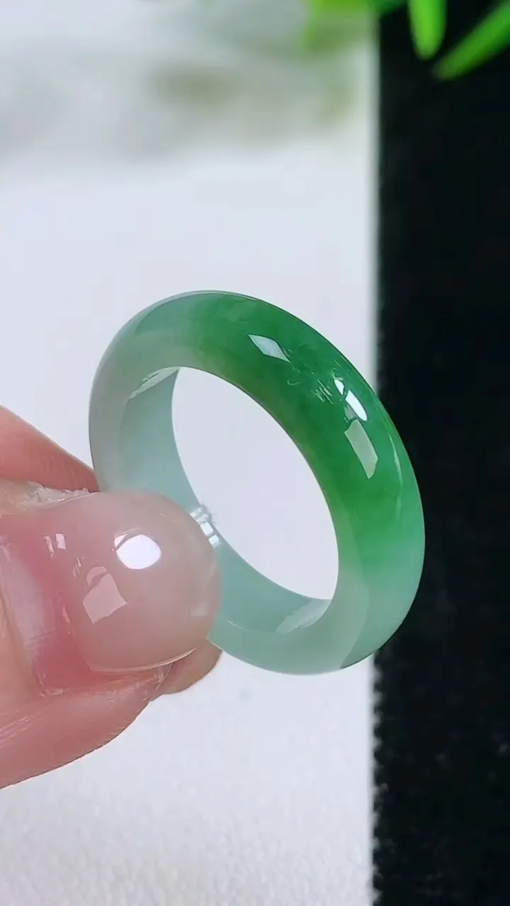 天然A货翡翠指环戒指，尺寸17.7-5.2-3，重量:3.78g2025年11月26日
工厂直销收藏