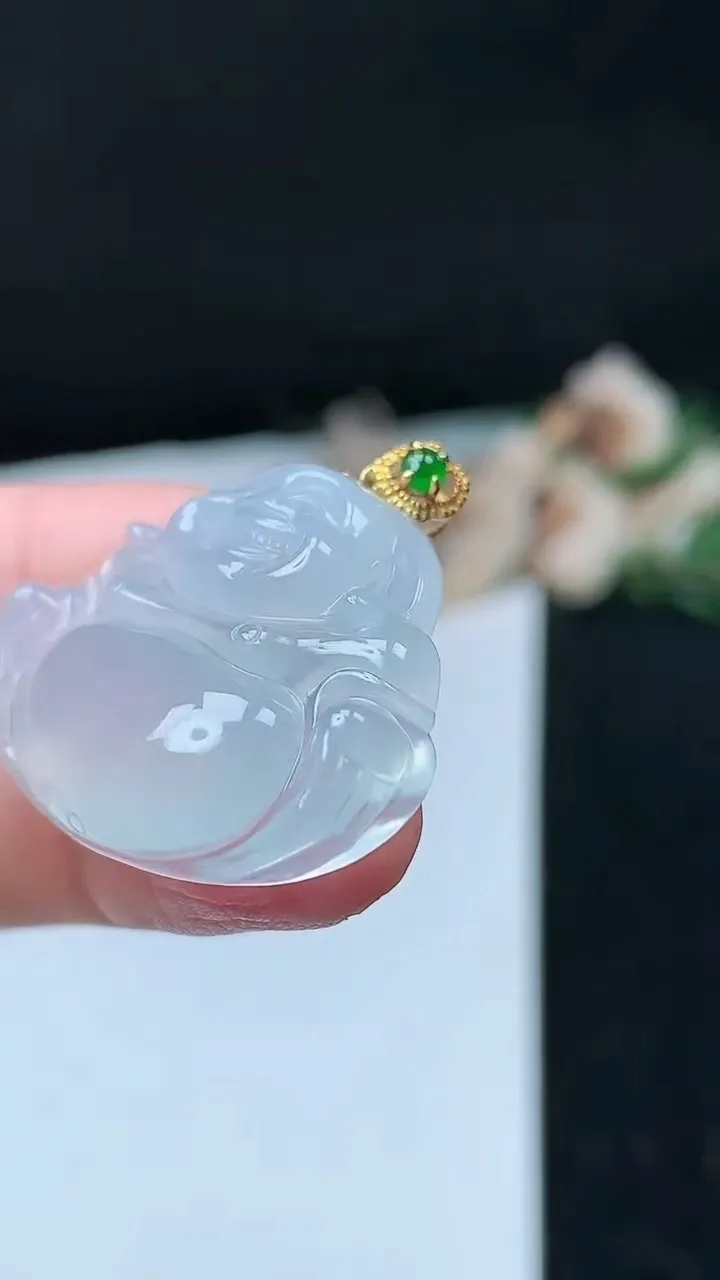 天然A货翡翠白冰佛公吊坠，尺寸24.3-33-6.7，重量:8.84g
11月26日