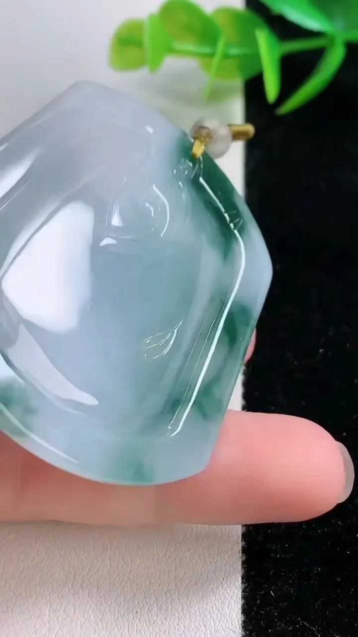 天然A货翡翠飘花生肖兔吊坠，尺寸53-45.9-5.6，重量:28.30g
11月26日