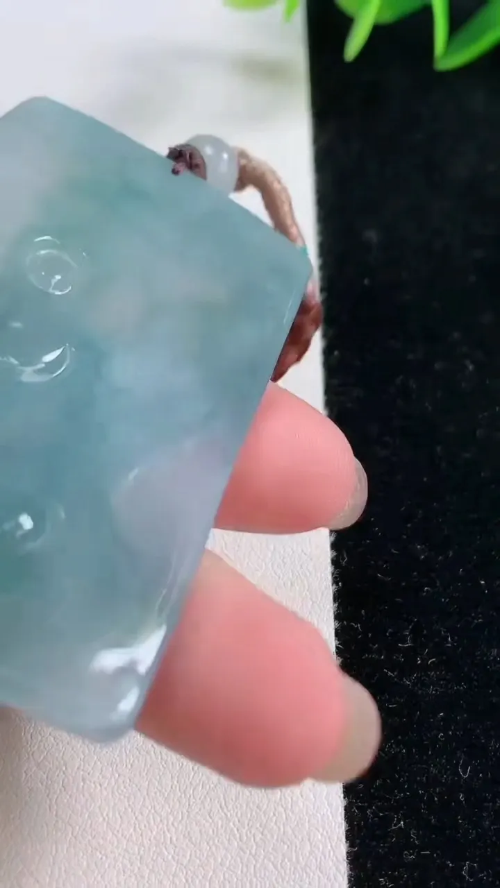 天然A货翡翠种飘花大日如来吊坠，尺寸63.6-40-5.1，重量:41.98g
11月26日