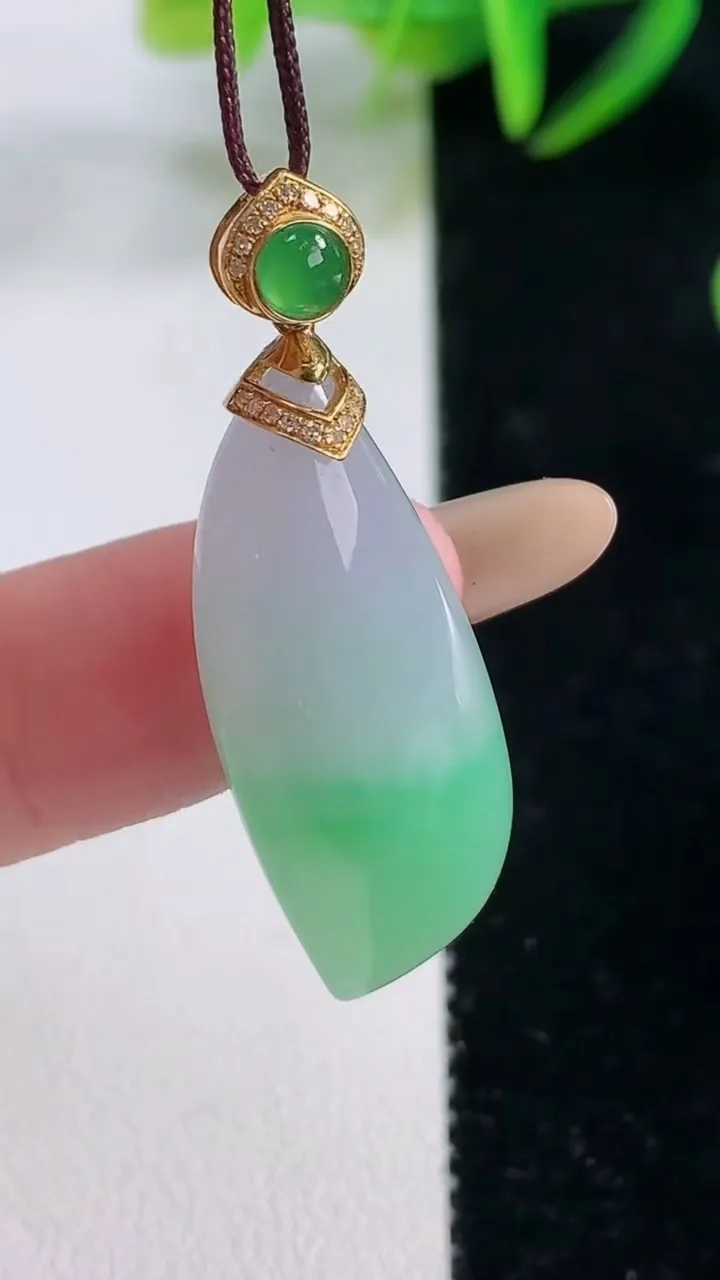 天然A货翡翠随形吊坠，尺寸28.7-12.5-7，重量:5.43g
11月26日