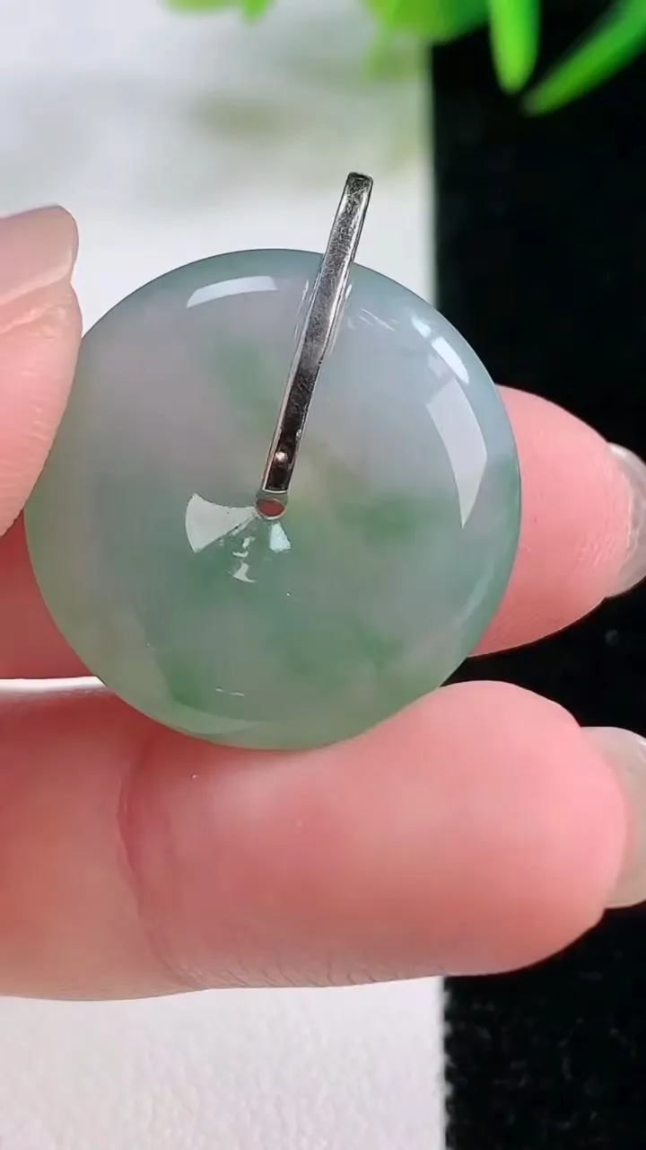 天然A货翡翠平安扣吊坠，尺寸23.2-5，重量:6.45g
11月26日