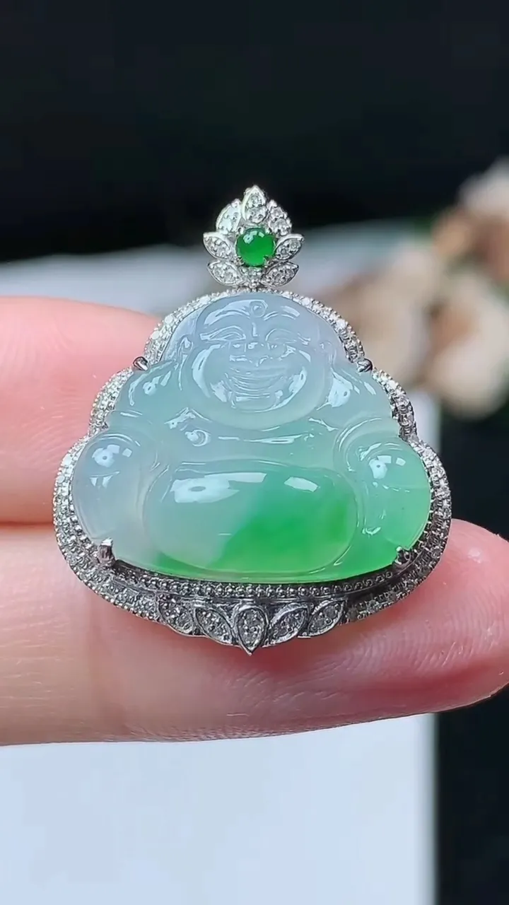 天然A货翡翠佛公吊坠，尺寸26.7-21.9-8.4，裸石15.6-19.2，重量:3.53g
11