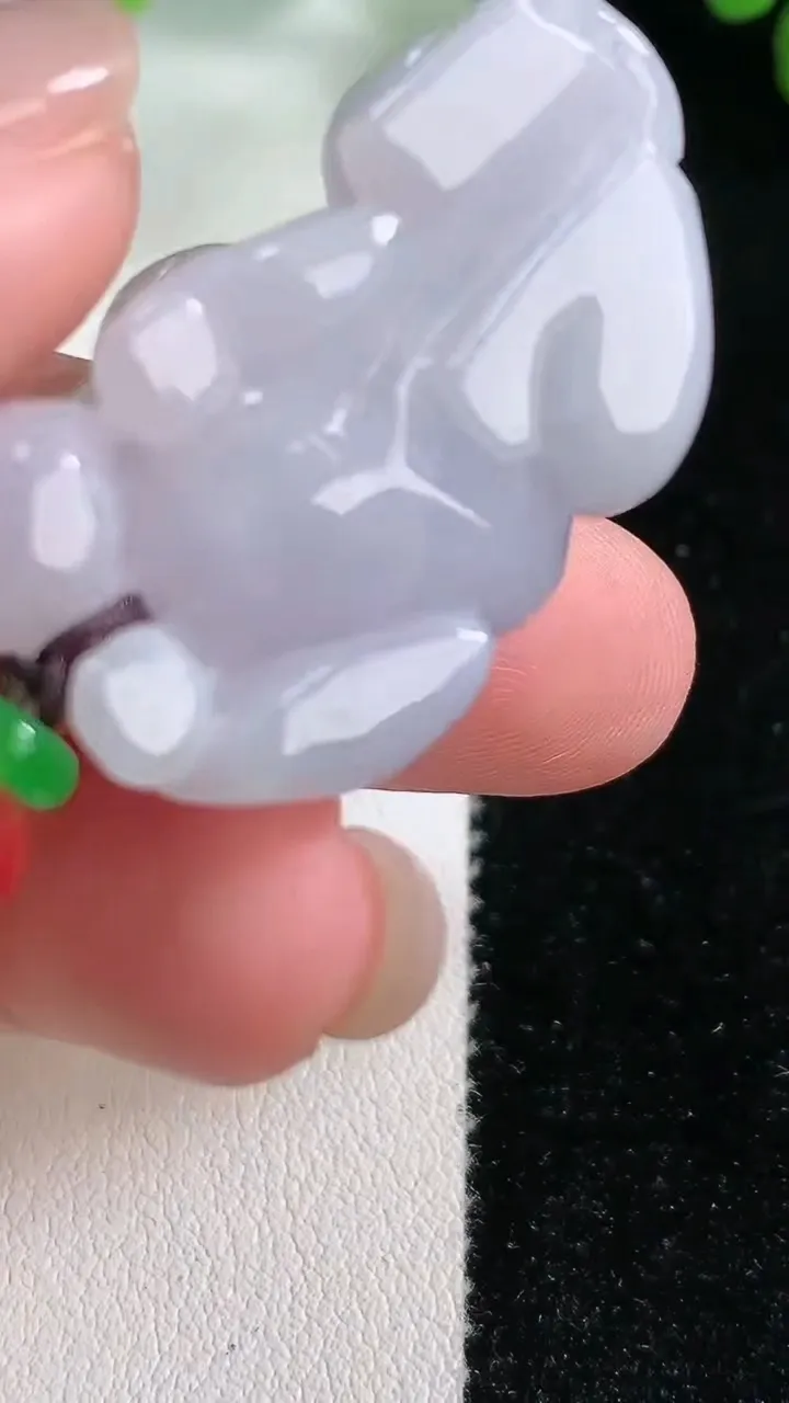 天然A货翡翠紫罗兰生肖牛吊坠，尺寸33.3-19.6-14，重:19.06g
11月26日