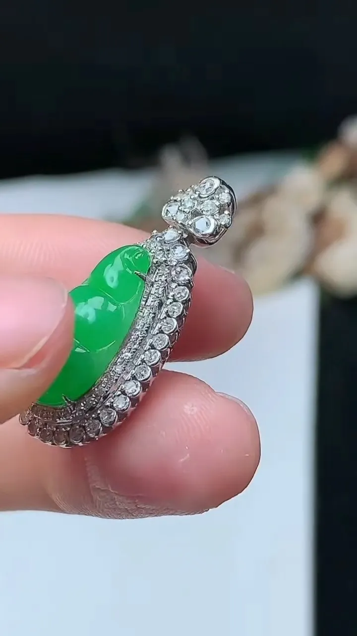 天然A货翡翠福豆吊坠，尺寸27.5-12.9-9.6裸石15.8-8.4，重量:3.85g
11月26日