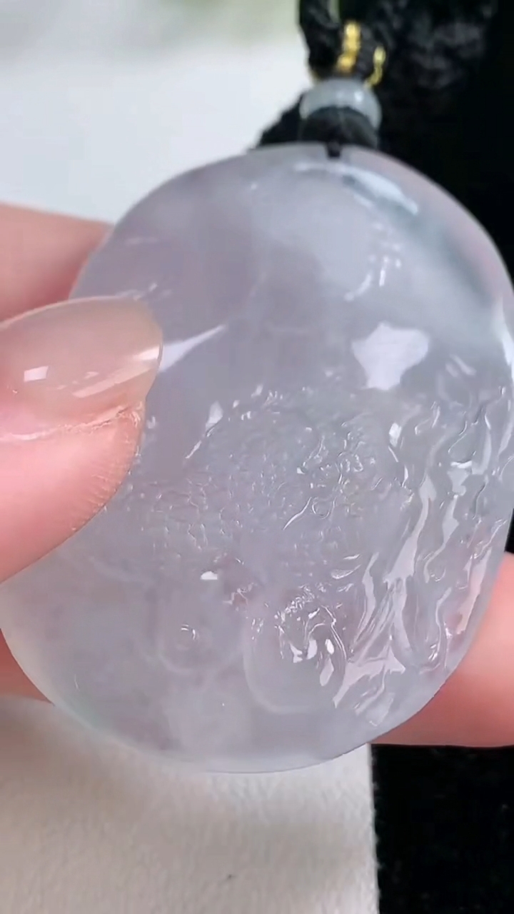 天然A货翡翠种白冰龙牌吊坠，尺寸46.2-33.2-10.2，重量:31.32g
11月26日