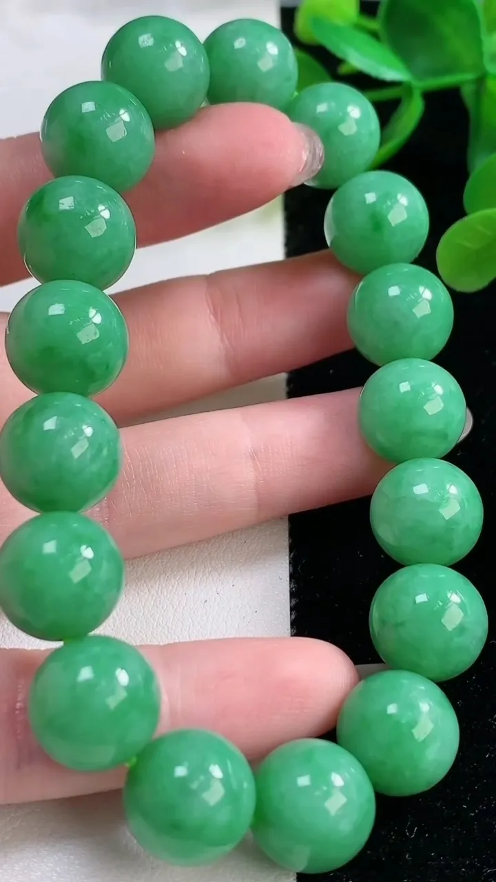 天然A货翡翠圆珠手串，尺寸12.6-17颗，重量:57.99g11月26日
工厂直销收藏佳品,种好水足，色泽均匀，有种有色，上手高大气！