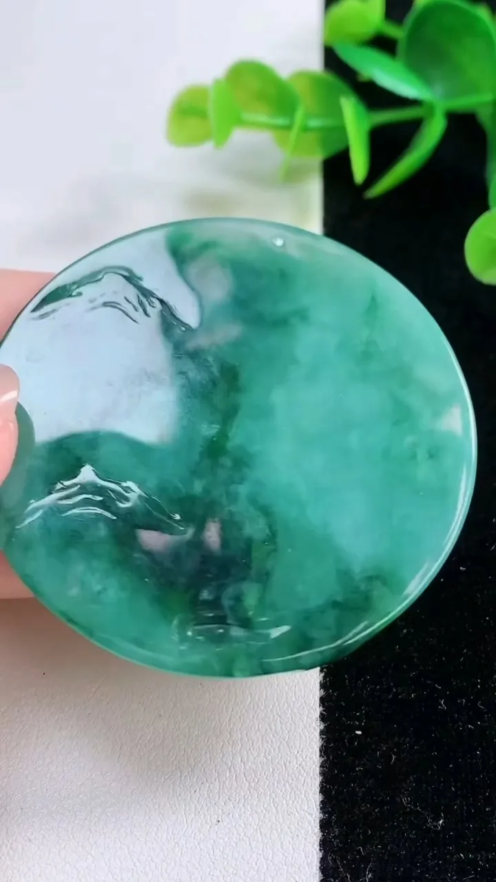 天然A货翡翠一念之间吊坠，尺寸54.8-5.3，重量:32.67g
11月26日